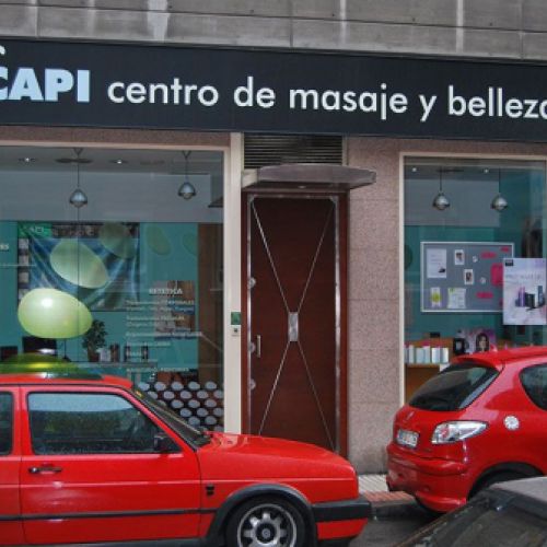 Imagen de fachada del centro con letrero de fondo oscuro con logotipo y letras en blanco